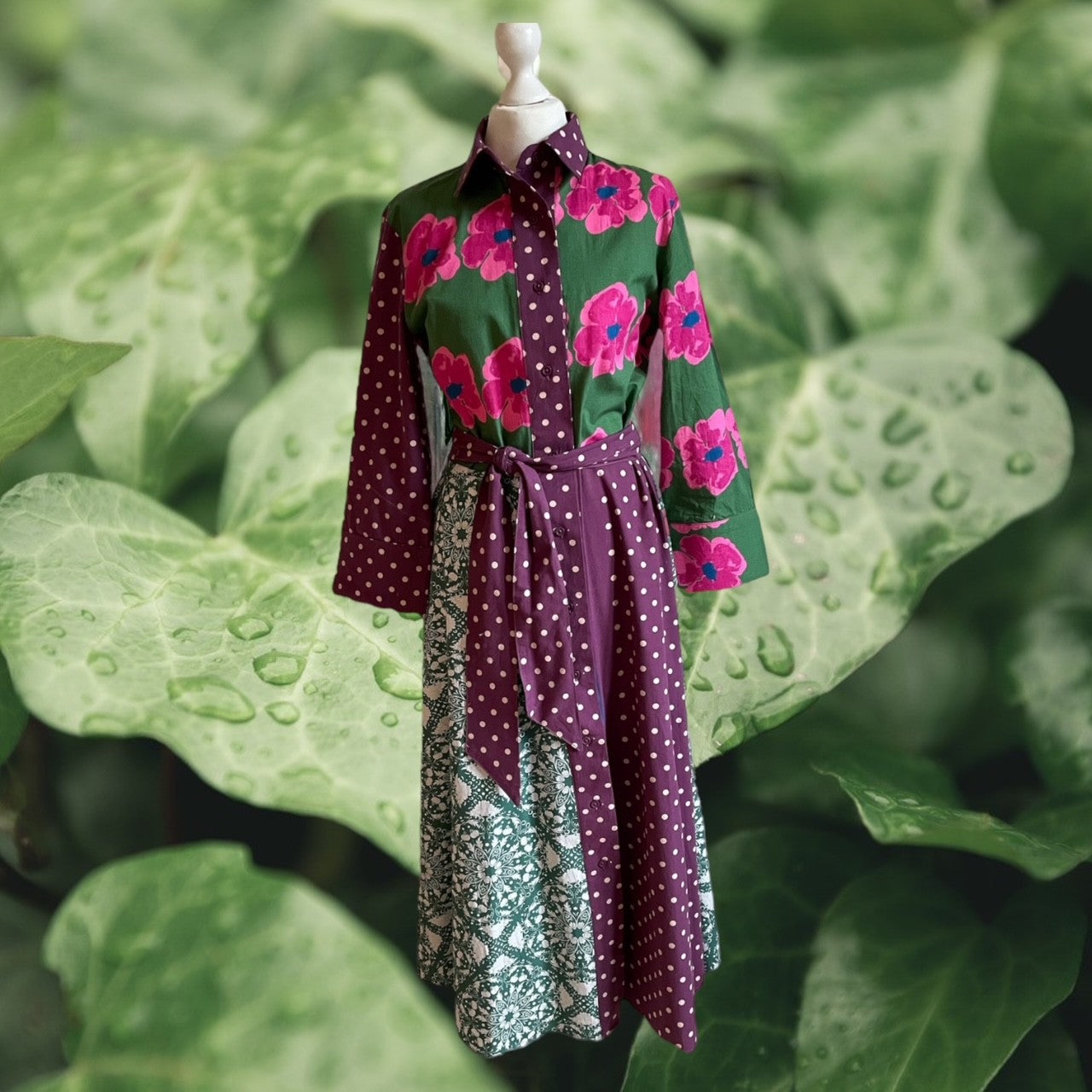 Dresses colorful prints in pure materials
